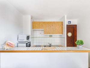 uma cozinha com um lavatório e uma bancada em Apartment Les Maisons de l'Océan-7 by Interhome em Lacanau-Océan