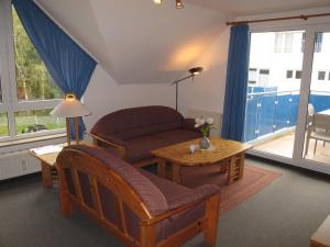 ein Wohnzimmer mit einem Sofa und einem Tisch in der Unterkunft Apartment Blaumuschel - LUB108 by Interhome in Lubmin
