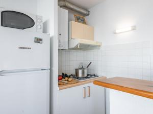 Cuisine ou kitchenette dans l'établissement Apartment Les Arpèges-4 by Interhome