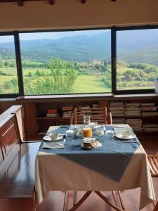 einen Tisch mit einem blauen Tischtuch drauf mit Aussicht in der Unterkunft San Martino Country Villa B&B in Barberino di Mugello