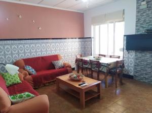 salon z kanapą i stołem w obiekcie Casa Galisa w mieście Torrevieja