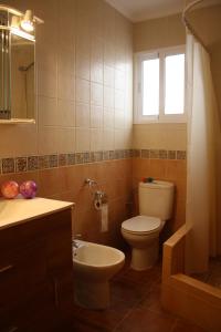 łazienka z toaletą, umywalką i oknem w obiekcie Casa Galisa w mieście Torrevieja +12 zdjęć