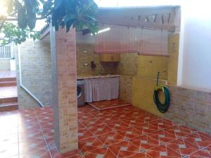 Kuchnia z podłogą wyłożoną kafelkami i pralką w obiekcie Casa Galisa w mieście Torrevieja