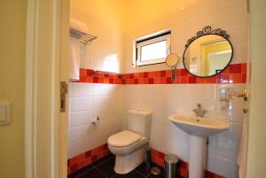 un baño con inodoro y lavabo en Casa do Cabril, en Pedrógão Pequeno 33 fotos más