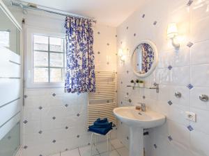 Ένα μπάνιο στο Holiday Home Ker Maeziou by Interhome