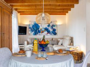 ein Wohnzimmer mit einem Tisch mit Essen drauf in der Unterkunft Holiday Home Ker Maeziou - PLR207 by Interhome in Plounévez-Lochrist