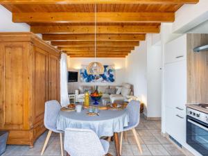 Η κουζίνα ή μικρή κουζίνα στο Holiday Home Ker Maeziou by Interhome +15 φωτογραφίες