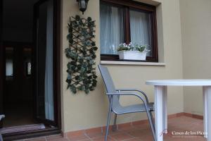 una mesa y una silla junto a una ventana en Apartamento Nansa - Casas de los Picos en Celis