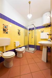 ein Badezimmer mit zwei Toiletten und einer Dusche in der Unterkunft La Chiusa Case Vacanze in Castellammare del Golfo