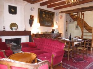 HuismesにあるHoliday Home Gîte Le Landhuismes - HUI100 by Interhomeのリビングルーム(赤い家具、暖炉付)