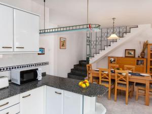ミアミ・プラトーヤにあるHoliday Home Villa Kikidona by Interhomeのキッチン、リビングルーム(テーブル付)、ダイニングルーム