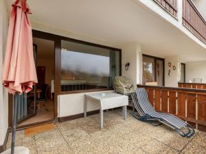 d'un balcon avec une table et une chaise. dans l'établissement Apartment Holiday-1 by Interhome, à Zell am See