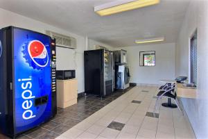 una habitación con una máquina expendedora de bebidas en una habitación en Motel 6-Kingsville, TX, en Kingsville