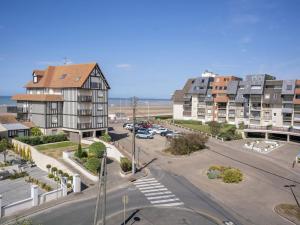 - une vue aérienne sur une rue avec des bâtiments et l'océan dans l'établissement Studio Résidence du Port-1 by Interhome, à Cabourg