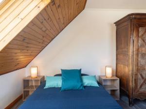- une chambre avec un lit bleu et deux lampes dans l'établissement Studio Résidence du Port-1 by Interhome, à Cabourg