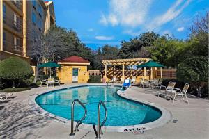 Бассейн в La Quinta by Wyndham Dallas Arlington South или поблизости