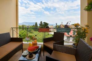 d'un balcon avec des chaises et une table offrant une vue. dans l'établissement Corfu SeaTy Apartment, à Corfou