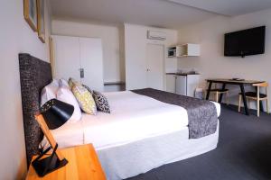 a hotel room with a bed and a table at The Manna, Ascend Hotel Collection in Hahndorf