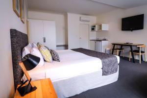 um quarto de hotel com uma cama e uma mesa em The Manna, Ascend Hotel Collection em Hahndorf