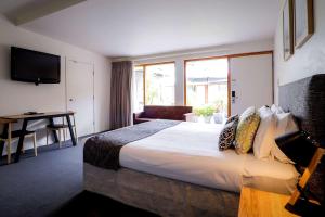 
a hotel room with two beds and a television at The Manna by Haus, Ascend Hotel Collection in Hahndorf
