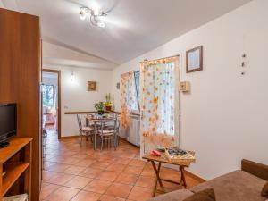 un soggiorno con divano e tavolo di Holiday Home Rosa by Interhome a Civezza