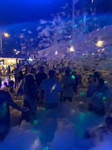 ケメルにあるİstanbul Beach Hotelの夜の雪遊び集団