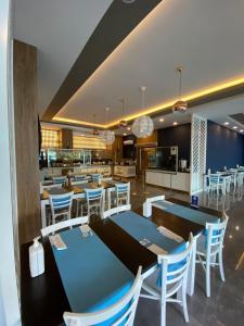 A restaurant or other place to eat at İstanbul Beach Hotel