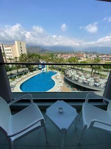 The swimming pool at or close to İstanbul Beach Hotel