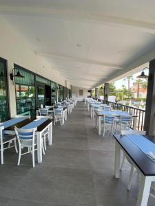 A restaurant or other place to eat at İstanbul Beach Hotel