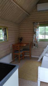 a room with a table and a bench in a cabin at Lilla mysstuga i havsnära in Varberg