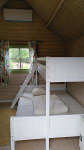 a bedroom with two bunk beds in a cabin at Lilla mysstuga i havsnära in Varberg