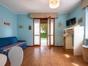 ein Wohnzimmer mit blauen Wänden und einem blauen Sofa in der Unterkunft Apartment Les Maisons della Fattoria 1 by Interhome in Omegna