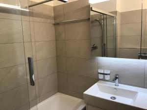 Kúpeľňa v ubytovaní Apartment Miralago - Utoring-44 by Interhome