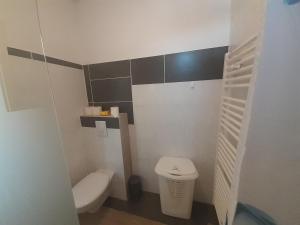 La petite salle de bains est pourvue de toilettes et d'un lavabo. dans l'établissement Casa Mia Russotto Zimmervermietung, à Bruchköbel