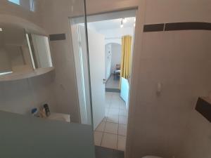 een kleine badkamer met een toilet en een hal bij Casa Mia Russotto Zimmervermietung in Bruchköbel
