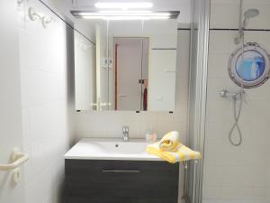 プレローにあるResi M4のバスルーム(シンク、鏡付きシャワー付)