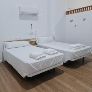 dos camas sentadas una al lado de la otra en una habitación en La Victoria 3, en Córdoba