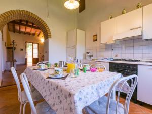 Kuchyňa alebo kuchynka v ubytovaní Apartment Podere Cafaggiolo-3 by Interhome + 37 fotografií