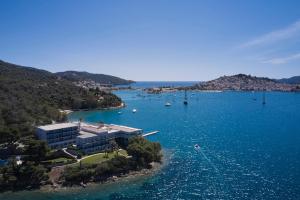 una vista aerea di un resort su un corpo idrico di Xenia Poros Image Hotel a Poros