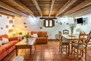 een woonkamer met een bank en een tafel bij Casa Rural La Caldera in Teror