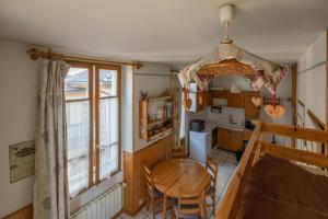 una pequeña cocina con una mesa de madera y una ventana en Studio en centre village St Gervais en Saint-Gervais-les-Bains