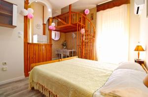 een slaapkamer met een groot bed en een trap bij Apartment Diego 2160 in Pula
