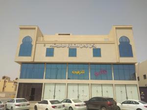 un bâtiment avec des voitures garées devant lui dans l'établissement ركن ازدان للوحدات السكنيه 2, à Riyad