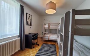 um quarto com 2 beliches e uma secretária em Apartment Via Surpunt - Perspektiva - 5 Rooms em St. Moritz