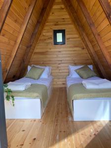two beds in the attic of a log cabin at Nefes Dağyenice Doğada in Bursa