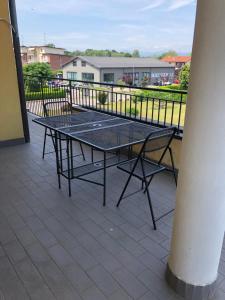 a ping pong table on top of a balcony at Benvenuti a casa EMAGAL a due passi dal fiume in Sesto Calende