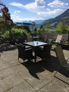 einen Tisch und Stühle auf einer Terrasse mit Aussicht in der Unterkunft Gasthaus Zum Stadtwald in Rottenmann