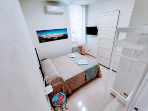 een kleine witte slaapkamer met een bed en een ladder bij Casetta Mia in Monopoli