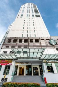 un edificio blanco alto con un reloj en él en Mansion One by Simply Penang, en George Town
