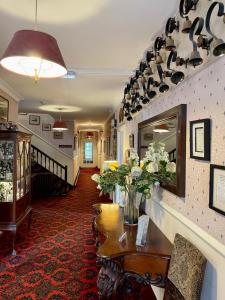 De lobby of receptie bij Tankerville Arms Hotel